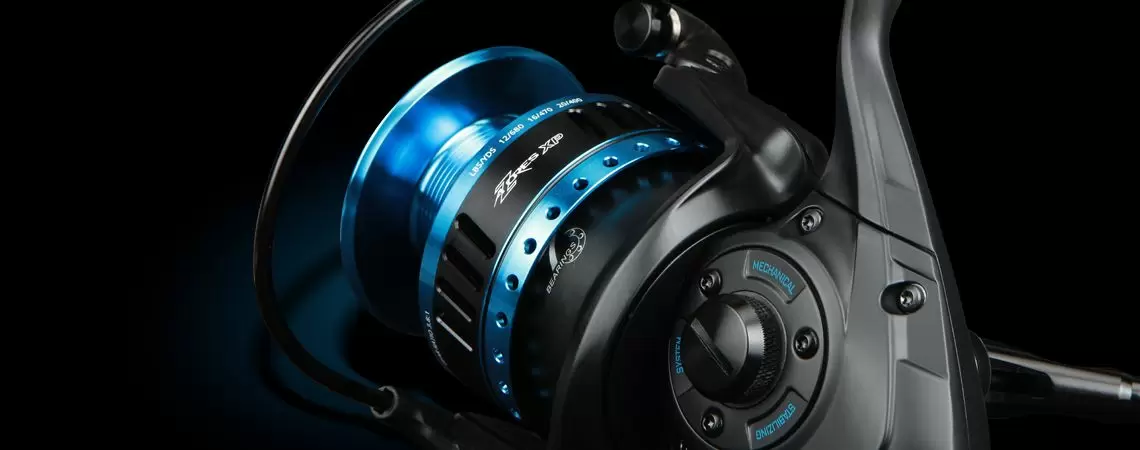 AZORES XP SPINNROLLE - Okuma Azores XP Spinnrolle - Robustes Druckguss-Aluminiumgehäuse, Seitenplatte und Rotor - Mehrscheiben-, Carbonit- und Filzbremswaschmaschinen für DFD - Korrosionsbeständige, hochdichte Getriebe AZORES XP SPINNROLLE - Okuma Azores XP Spinnrolle - Robustes Druckguss-Aluminiumgehäuse, Seitenplatte und Rotor - Mehrscheiben-, Carbonit- und Filzbremswaschmaschinen für DFD - Korrosionsbeständige, hochdichte Getriebe
